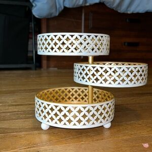 Metal jewelry holder